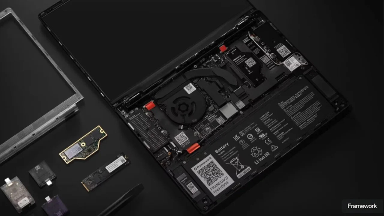 Notebook aberto para diagnóstico e reparo de placa